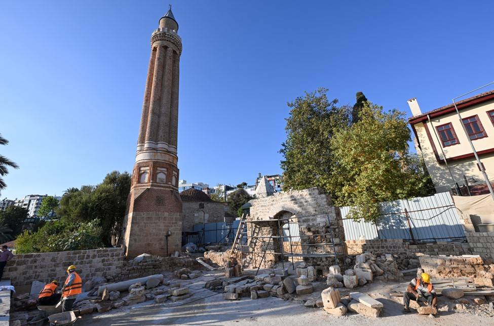 Antalya'nın göbeğinde öğrenci hücreleri ve çok sayıda mezar keşfedildi 3